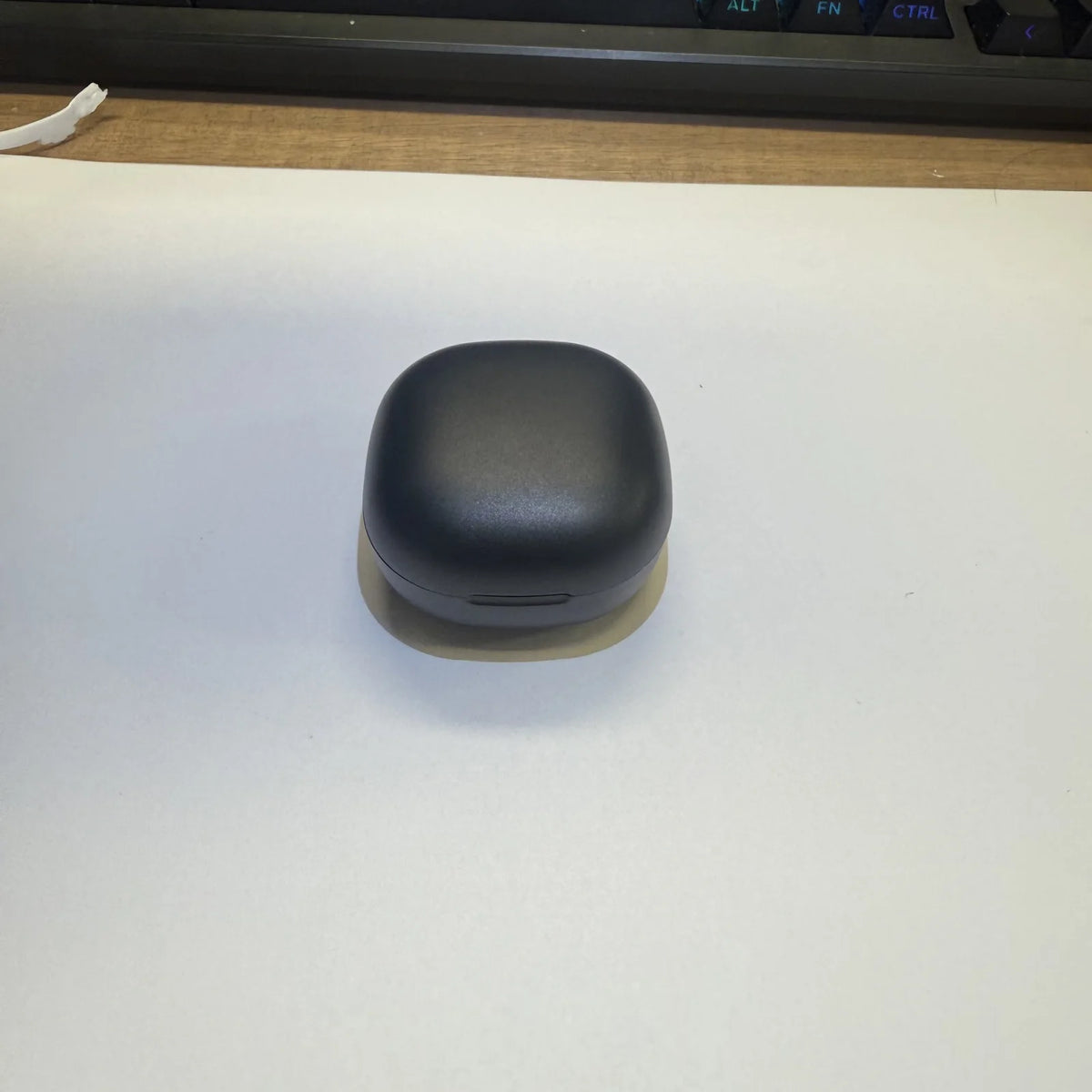 Estojo de recarga fechado sobre a mesa, foto do protótipo