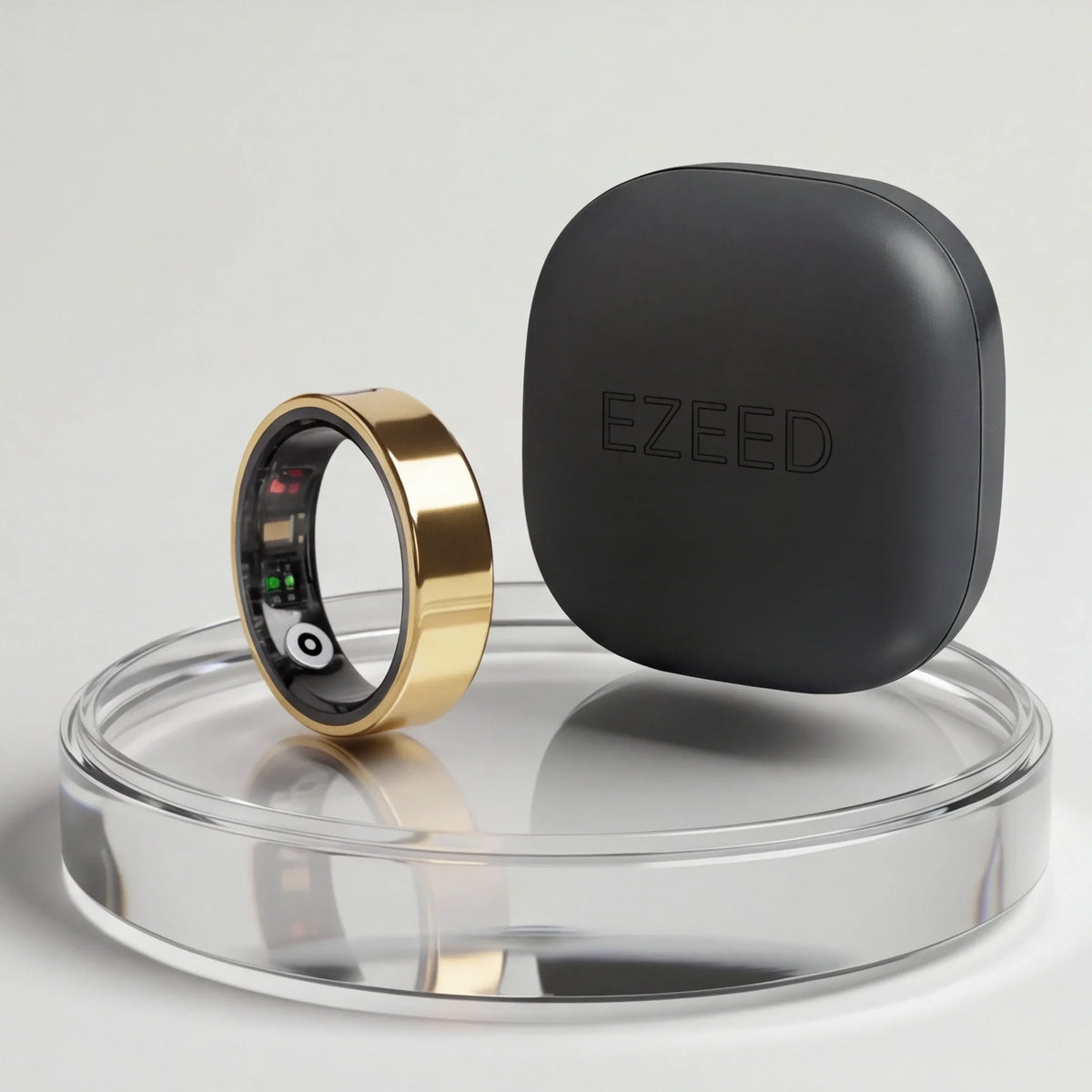 EZEED Ring dourado ao lado do estojo de recarga sobre pedestal de acrilico, com os sensores a mostra
